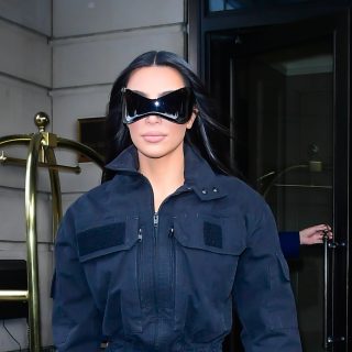Kim Kardashian meseszép Balenciagában karácsonyozott