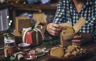 Így postázd biztonságosan a karácsonyi sütiküldeményt