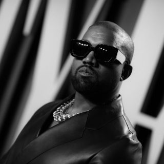Összeállt Kanye West, a Balenciaga és a Gap