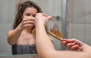 A női hajhullás leggyakoribb okai, és amit tehetsz ellene
