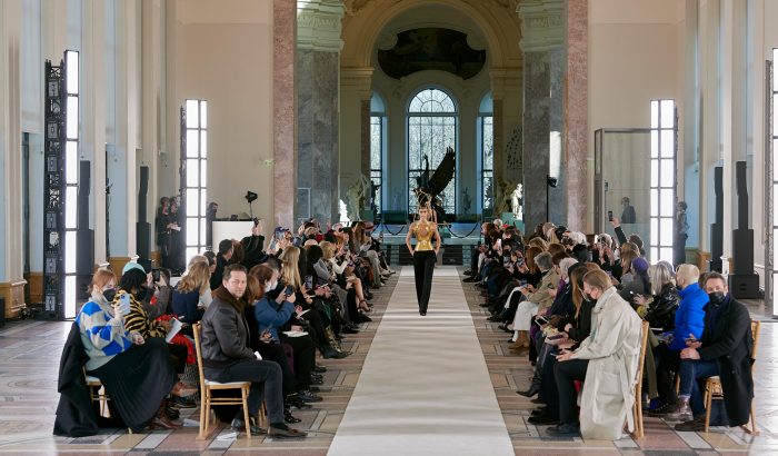 Galaktikus haute couture kollekciót mutatott be a Schiaparelli
