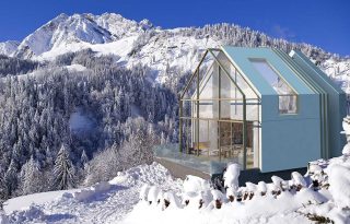 Gyönyörű üvegház épült a svájci hótengerben