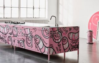 Graffitibe borítja a konyhát a francia street art művész