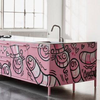 Graffitibe borítja a konyhát a francia street art művész