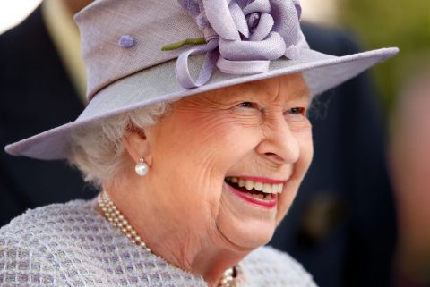 II, Erzsébet királynő kalapban nevet