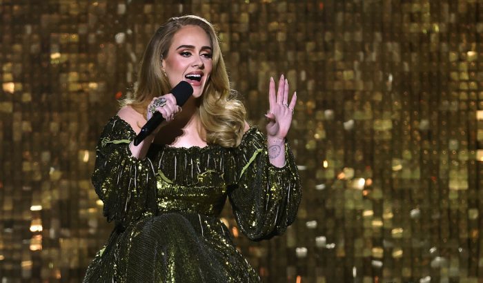 Adele egyedi tervezésű Valentino ruhát kapott