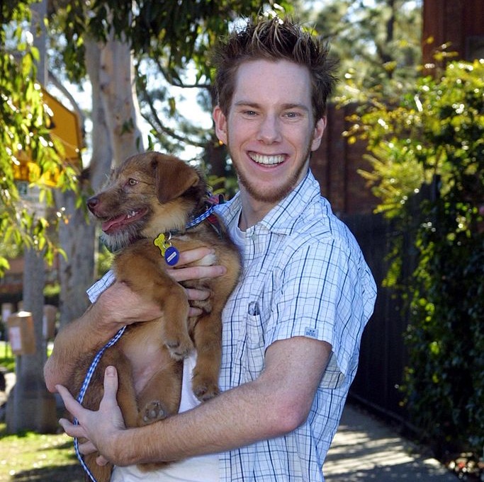 Chris Owen kutyával a kezében
