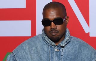 Kanye West nyilvánosan zaklatja a volt feleségét, a világ pedig csak nevet rajta