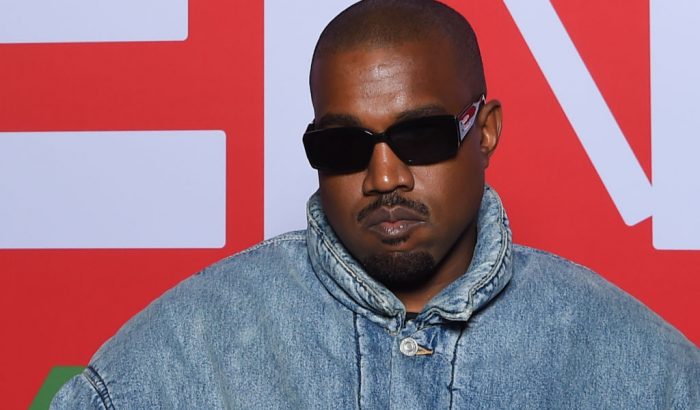 Kanye West nyilvánosan zaklatja a volt feleségét, a világ pedig csak nevet rajta