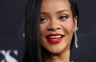 Rihanna kismamaként is extrém stílussal nyomul
