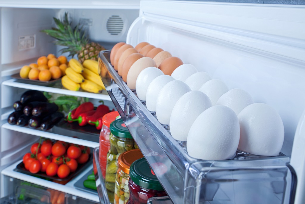 Tojás, zöldség és gyümölcs a hűtőben