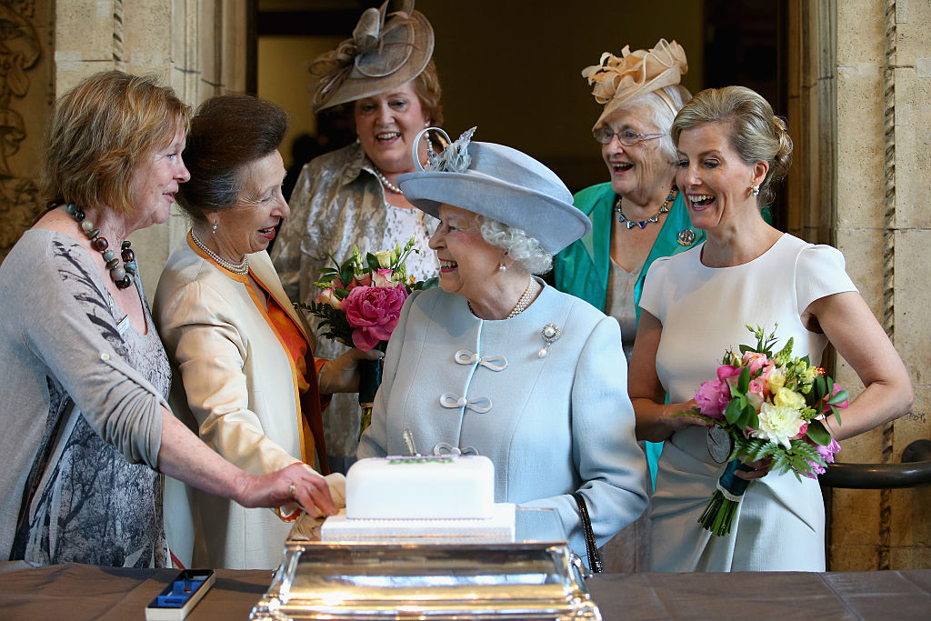 II. Erzsébet királynő tortát szeletel 2015-ben