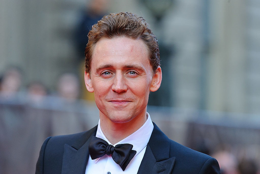 Tom Hiddleston elegáns ruhában