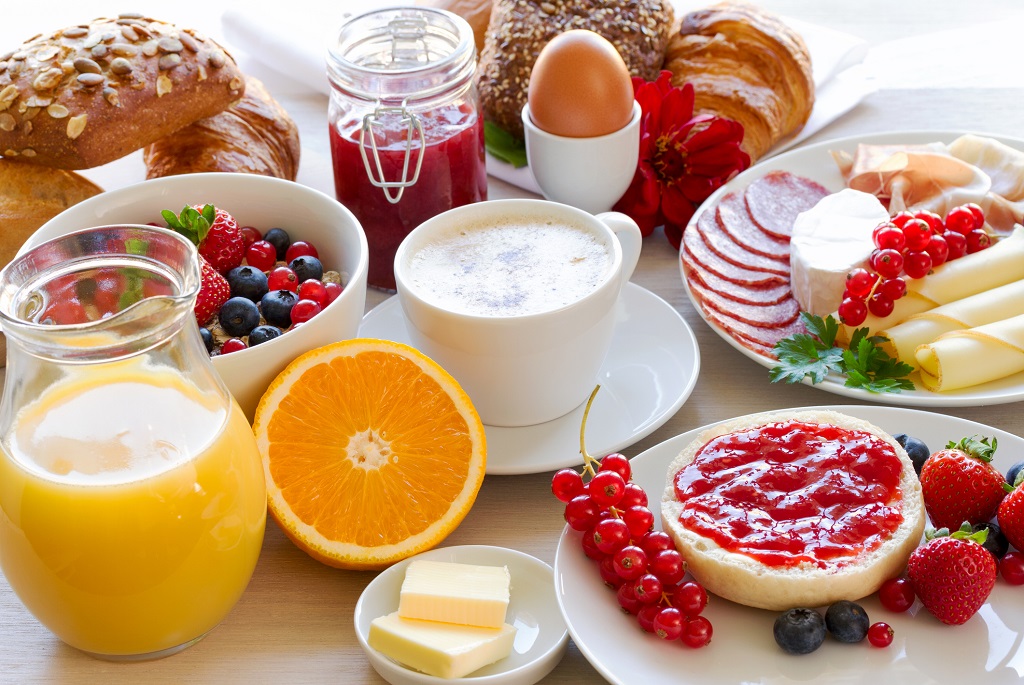 Bőséges reggeli - kávé, bogyós gyümölcs, narancslé, lekvár, vaj, kenyér