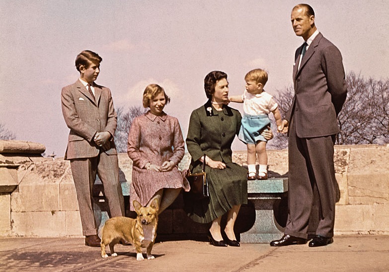 Károly herceg, Anna hercegnő és András herceg a szüleikkel 1960-ban