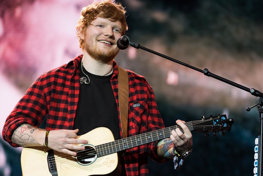 Ed Sheeran gitárral a színpadon