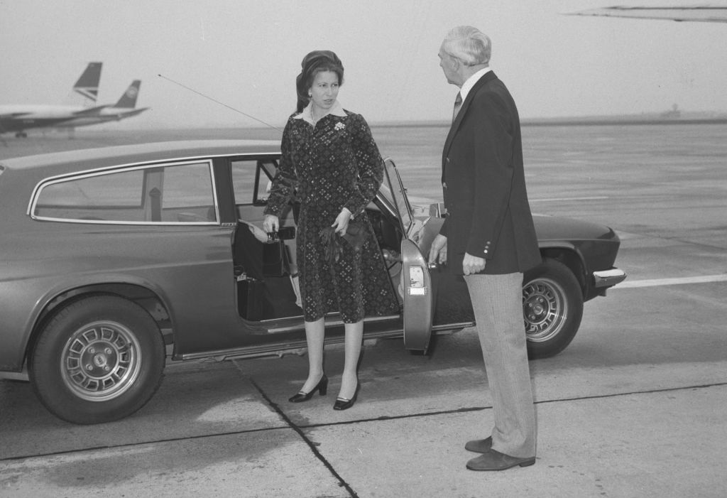 A várandós Anna hercegnő a londoni reptéren 1977-ben