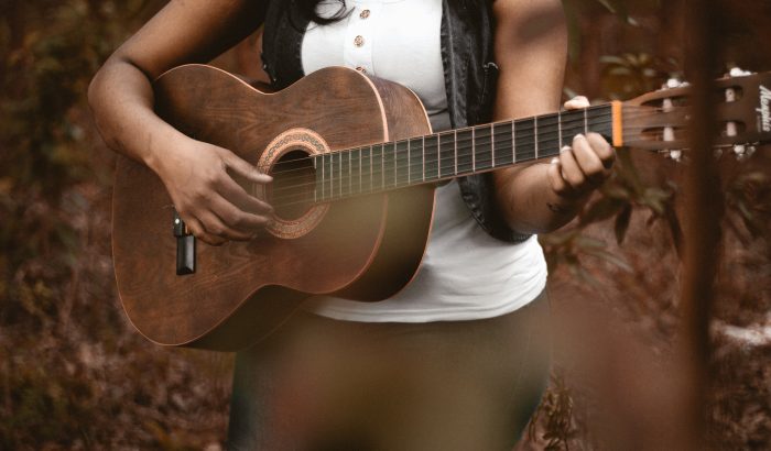 Zenével enyhíthetőek a menopauza tünetei