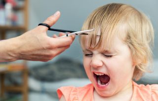 Hogyan vágd az ollófóbiás gyerek haját otthon?