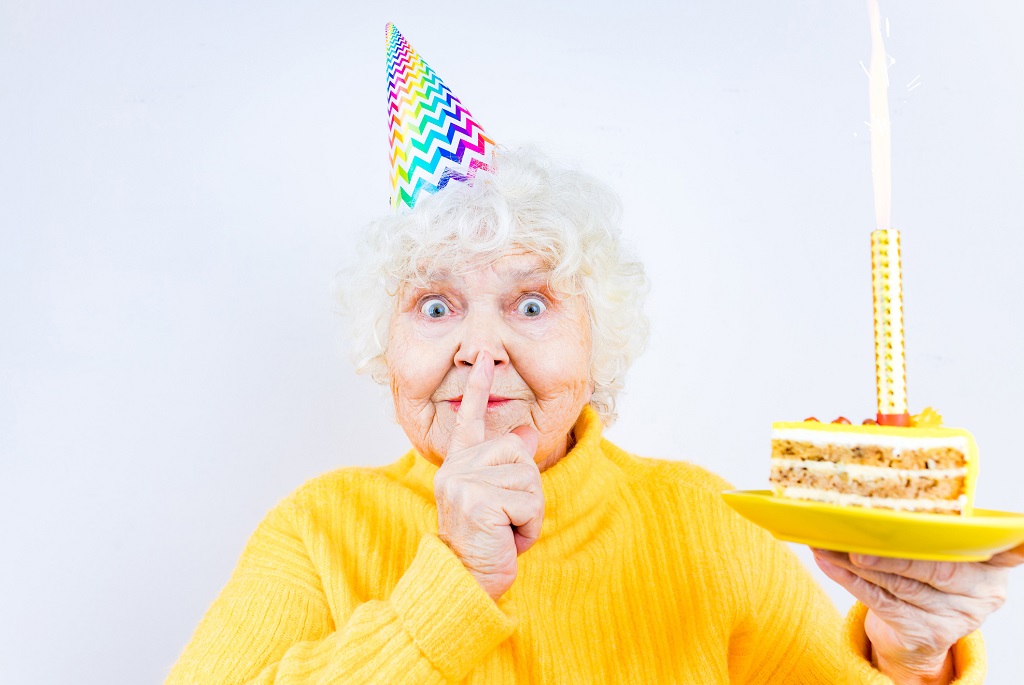 Idős néni születésnapi tortával