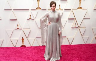 Olivia Colman Oscar-ruhája 200 órán át készült