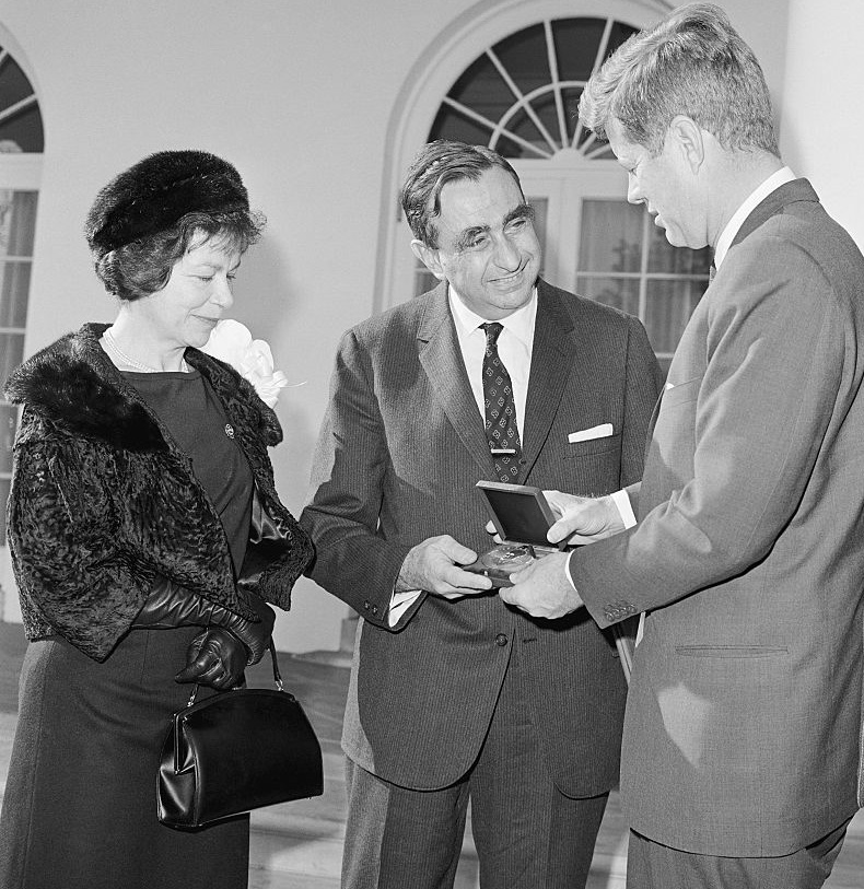 Teller Mici és Teller Ede, aki díjat vesz át Kennedy elnöktől