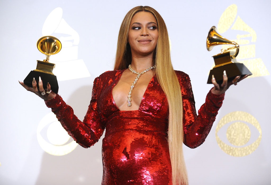 Beyoncé terhesen kismamaruhában