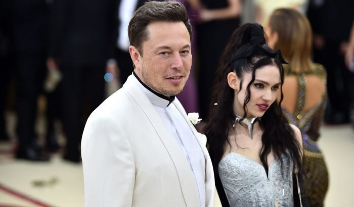 Elon Musk exe, Grimes tündérfüleket operáltatott magának?