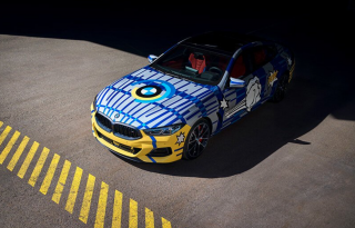 Jeff Koons ezúttal egy BMW-t borított giccsbe