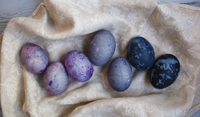 Viszlát, mesterséges színezők! Növények, amikkel csodálatos húsvéti tojásokat lehet festeni