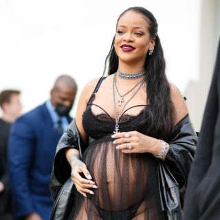 Rihanna alig mozdul el az újszülött kisfia mellől