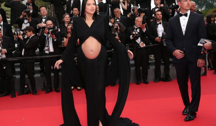 Adriana Lima kivágott ruhában mutatta meg terhes pocakját