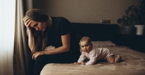 „Ahogy megszülsz, ki leszel szolgáltatva” – magyar nők vallanak az anyaság árnyoldalairól