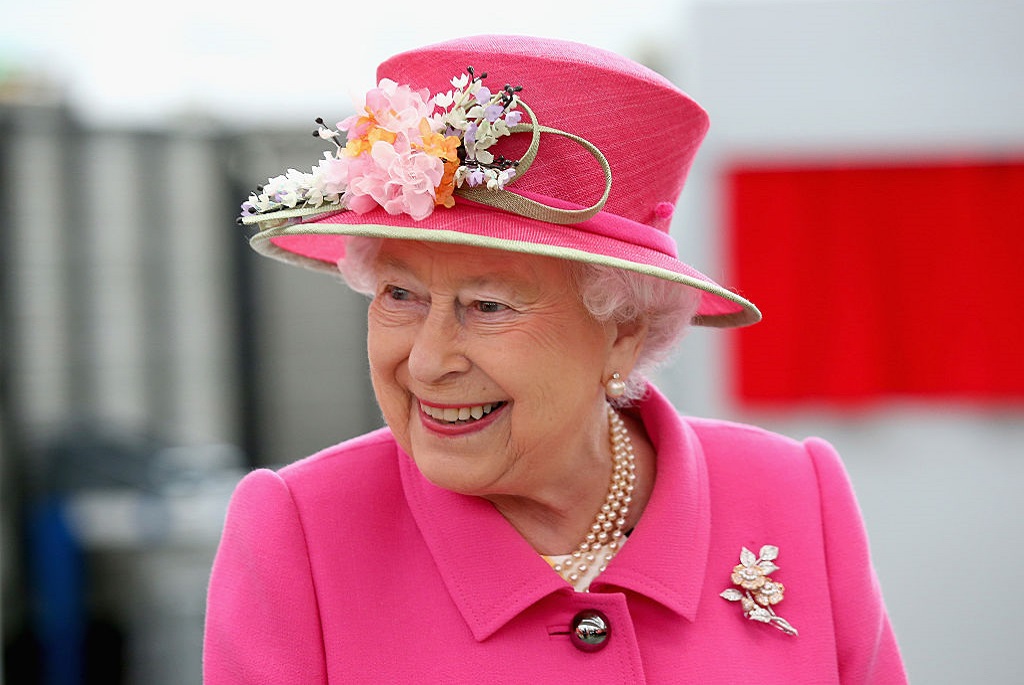 II. Erzsébet királynő rózsaszín kosztümben és kalapban