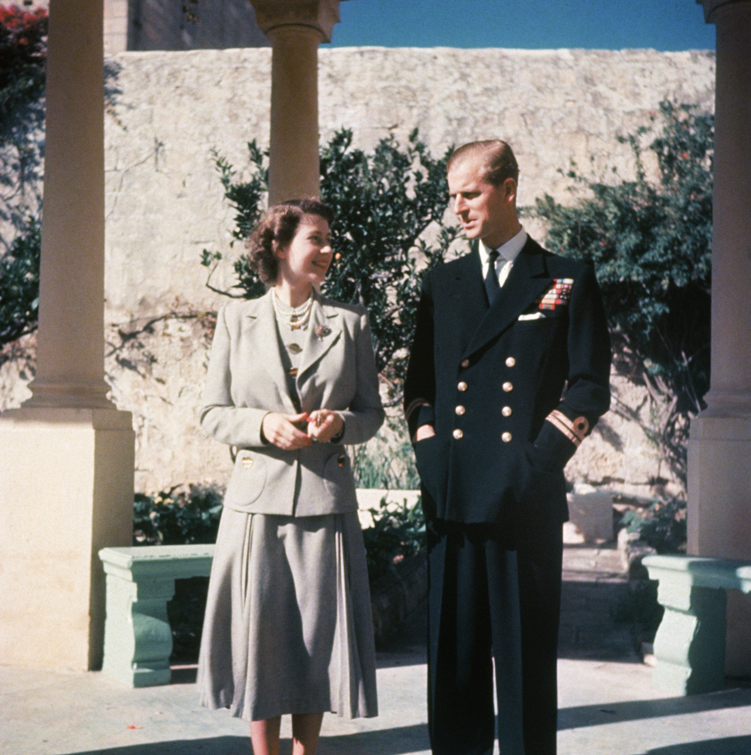 II. Erzsébet királynő és férje, Fülöp herceg a máltai Villa Guardamangia előtt 1949 novemberében
