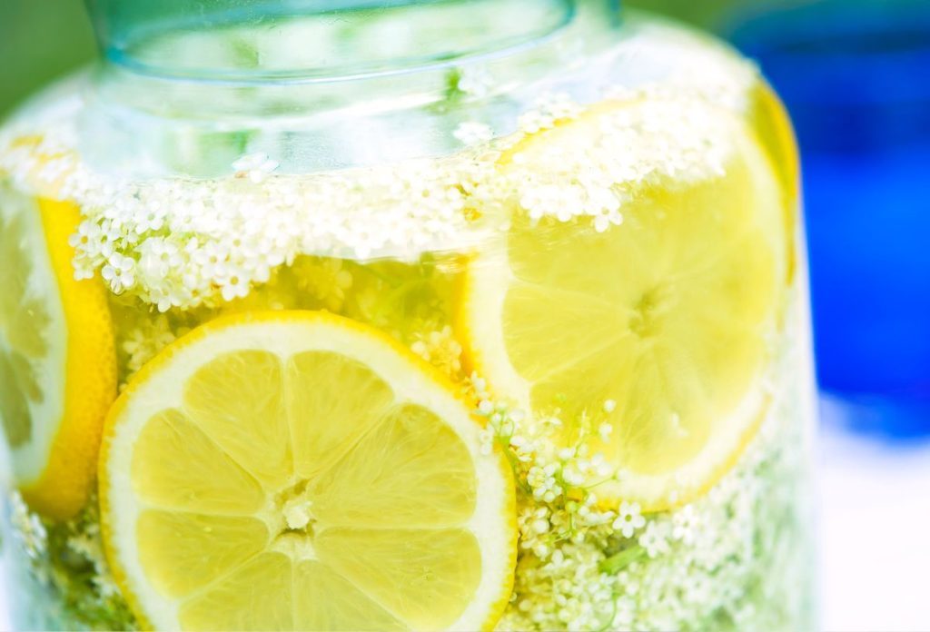 szorp-bodzaszorp-recept-elkeszites | Marie Claire Hagyjuk állni legalább 48 órán át a bodzavirágot és a hozzávalókat