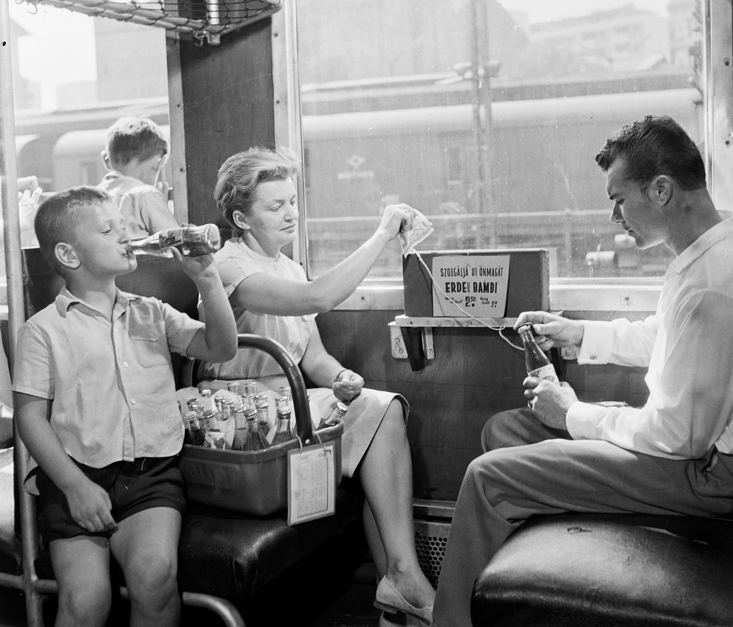 Az Utasellátó önkiszolgáló büfékosara egy vasúti kocsiban a Déli pályaudvaron 1962-ben