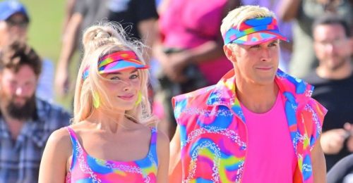 Margot Robbie és Ryan Gosling neonban görkorizó Barbie- és Ken-babává változtak
