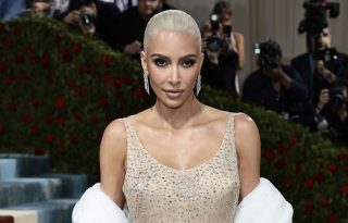 Kim Kardashian is elnézést kért a Balenciaga szadomazo gyerekkampánya miatt