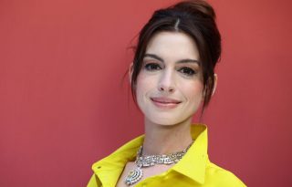 Anne Hathaway sárga Valentino ruhája egy mese