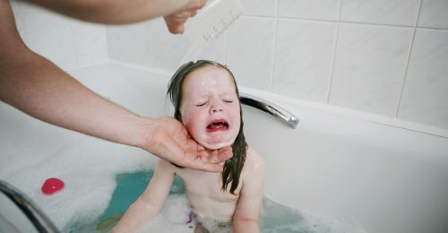 Elnézést, a gyerekem ordítva sír minden fürdés előtt, maradhatna fél évig koszos?
