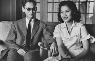 A 70 éven át uralkodó thai királyi pár mesébe illő története