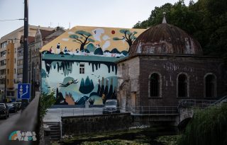 Víz alatti fantáziavilágba borították a budapesti házfalat