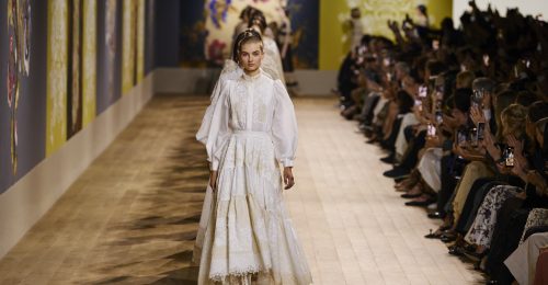 Ukrán népviselet ihlette a Dior haute couture kollekcióját