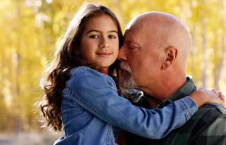 A nap legcukibb videóján Bruce Willis táncol 10 éves lányával