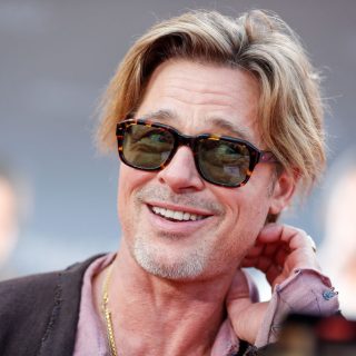 Brad Pitt szoknyában jelent meg a vörös szőnyegen, és elképesztően jól nézett ki