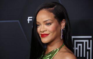 Rihanna a Balenciaga és az adidas limitált leggingsében jelent meg