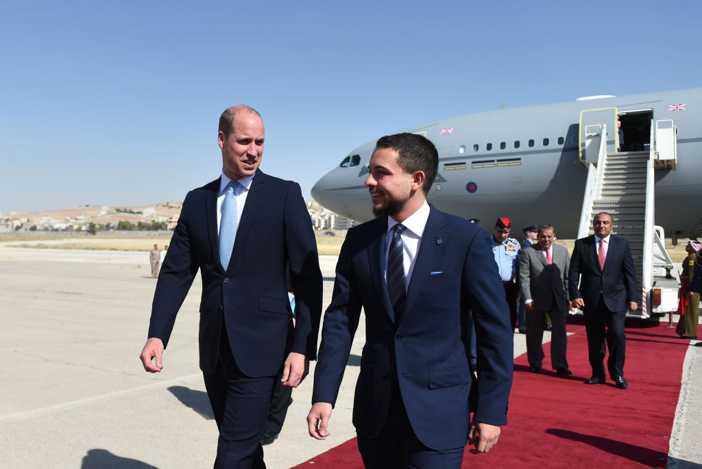 Hussein koronaherceg és Vilmos herceg a repülőtéren