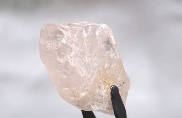 Gigantikus méretű rózsaszín gyémántra bukkantak