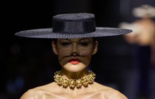 Lélegzetelállító haute couture kollekciót mutatott be a Schiaparelli